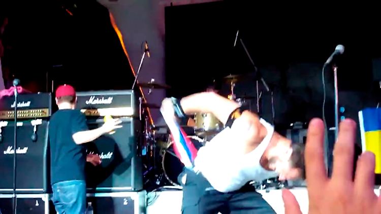 Nicht die feine englische Art: Bassist Jared Hasselhoff zieht sich die russische Fahne durch den Schritt.