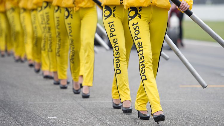 Postboten sehen anders aus: Am Hockenheim-Ring marschieren Grid-Girls mit dem Posthorn auf.
