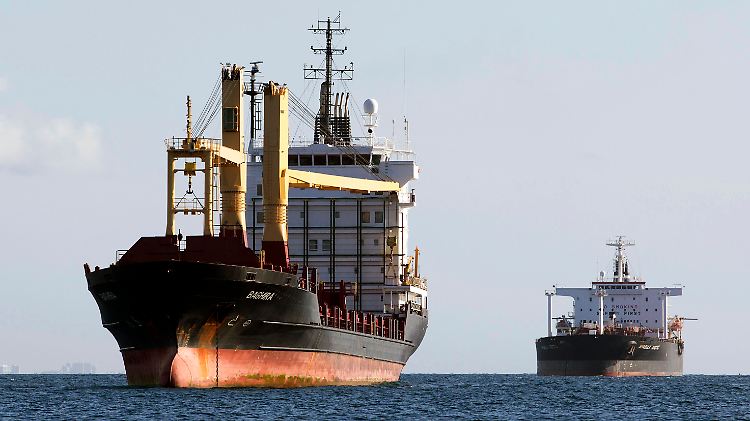 Schiffstypen im Vergleich: Vorne ein Container-Feeder, hinten der Rohöltanker "Seabulk Arctic" mit einer Tragfähigkeit von rund 46.000 dwt.