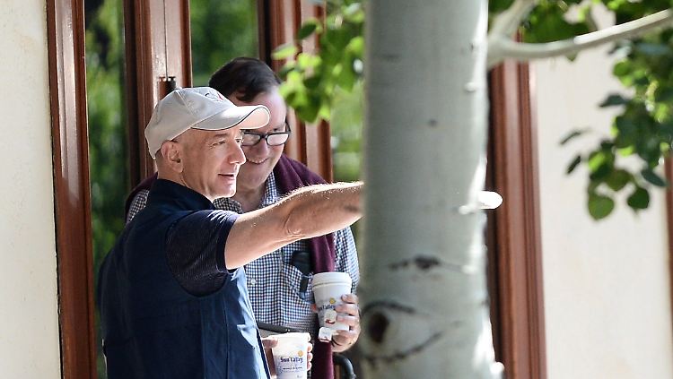 Amazon-Chef Jeff Bezozs (l.) mit Donal Graham, Chef der Washington Post Company.