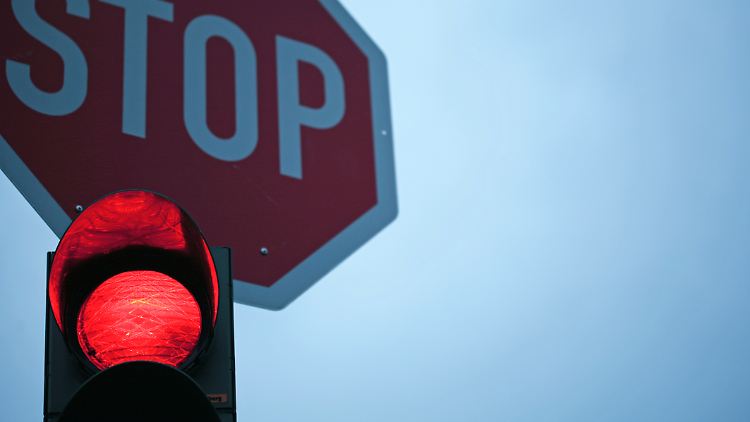 Eine rote Ampel über den Seitenstreifen oder Gehweg zu umfahren, ist natürlich verboten.