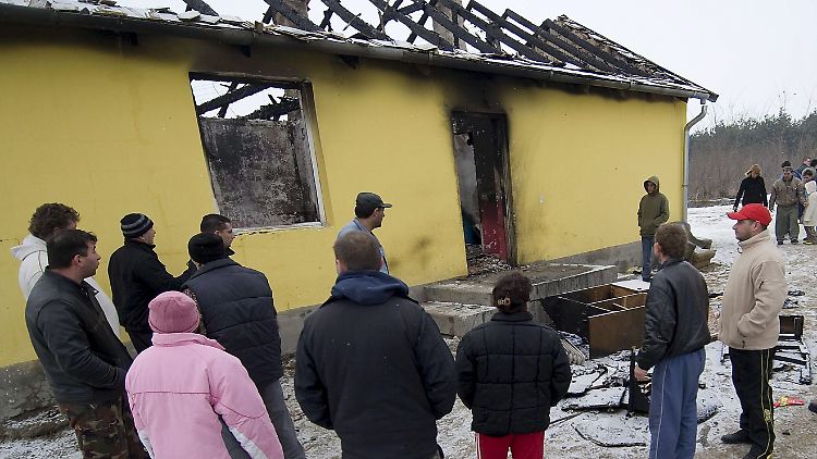 Vor diesem ausgebrannten Haus erschossen die Rechtsextremen einen Vater und seinen fünfjährige Sohn auf der Flucht.