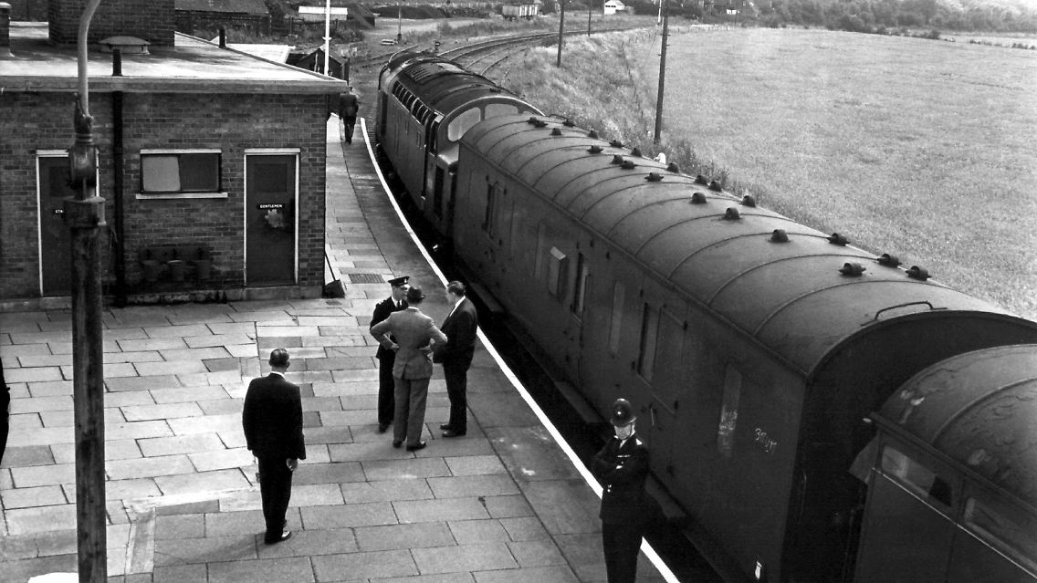 Das Verbrechen des Jahrhunderts dauert nur wenige Minuten: Eine Gruppe von fünfzehn Geschäftsmännern - fast alle Familienväter - stoppt am 8. August 1963 einen Postzug zwischen Glasgow und London.