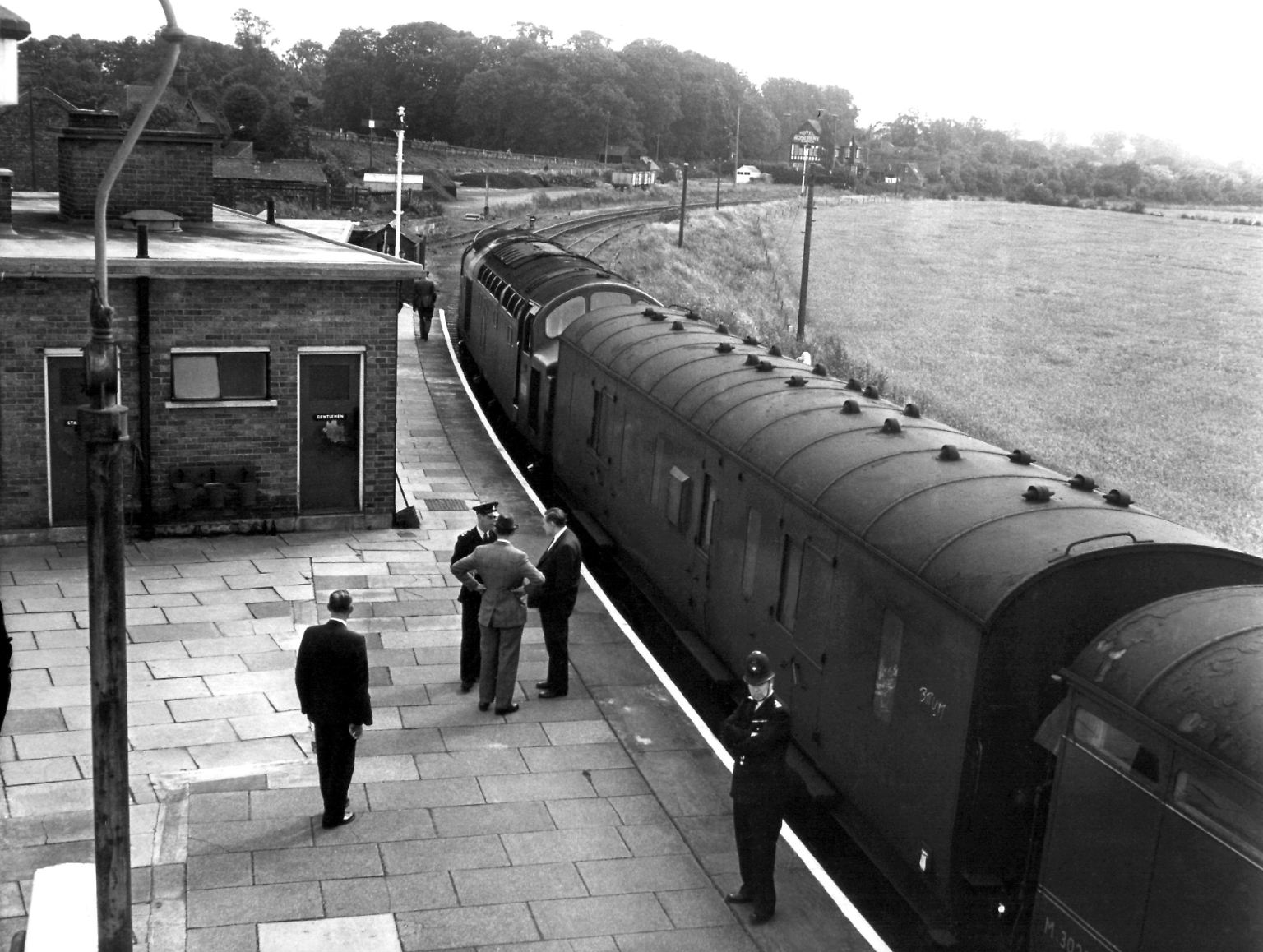 Das Verbrechen des Jahrhunderts dauert nur wenige Minuten: Eine Gruppe von fünfzehn Geschäftsmännern - fast alle Familienväter - stoppt am 8. August 1963 einen Postzug zwischen Glasgow und London. 
