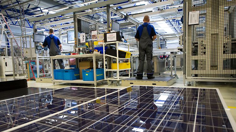Zwei Mitarbeiter von Solarworld bei der Modulkontrolle im sächsischen Freiberg.