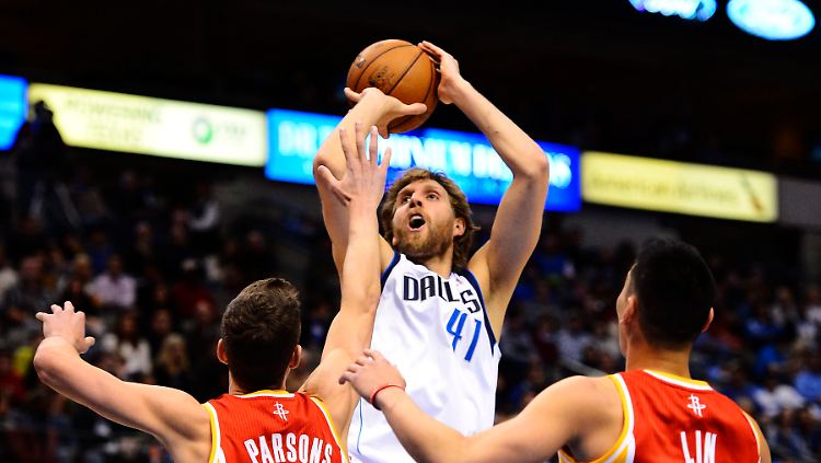 Dirk Nowitzki spielt seit 1999 in der besten Basketball-Liga der Welt, der NBA.