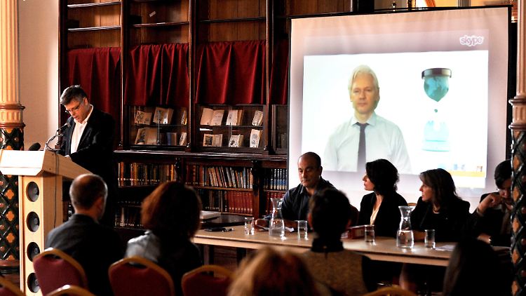 Assange bei der Gründung seiner Wikileaks-Partei - zugeschaltet per Skype aus der ecuadorianischen Botschaft.