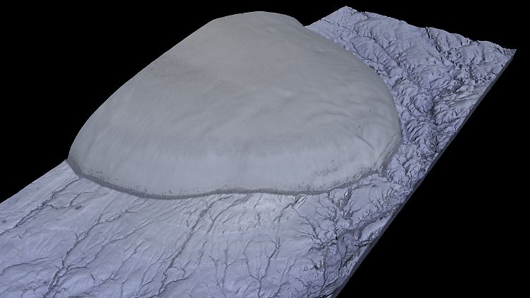 Gut zu erkennen: eine Eiskappe auf der Mitte der Oktoberrevolutionsinsel. Sie liegt auf einer Landschaft aus Schnee und Eis und hat einen Durchmesser von 30 bis 40 Kilometern. Außerdem sind auf dem Bild von der Eiskappe weglaufende Entwässerungslinien zu sehen.