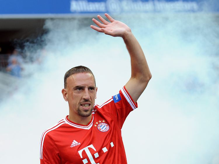 Der Franzose tritt gegen Lionel Messi (FC Barcelona) und Cristiano Ronaldo (Real Madrid) an - also die üblichen Verdächtigen bei Fußballerwahlen.