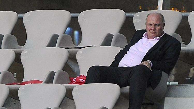 Uli Hoeneß zieht die ersten Konsequenzen aus der Steueraffäre.