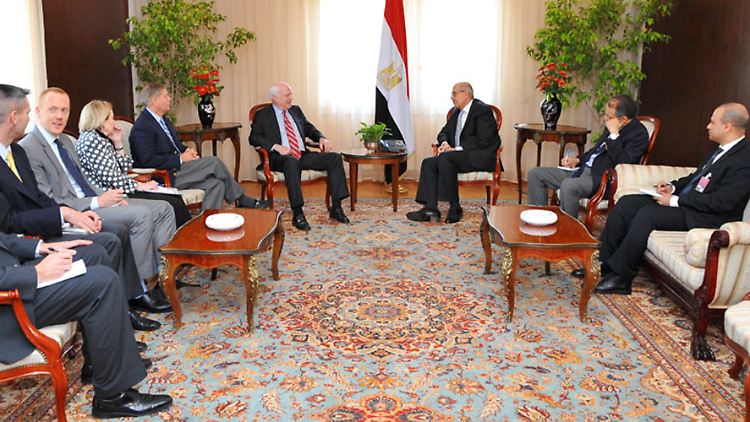 Vizepräsident ElBaradei (hinten rechts) im Gespräch mit US-Vizeaußenminister Burns.