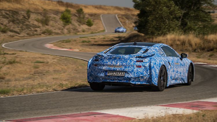 Bei der Vorab-Testfahrt noch komplett mit einer weiß-blauen Tarnfolie beklebt, kann man das Außendesign nur erahnen.