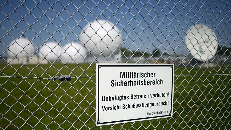 Die Radarkuppeln von Bad Aibling. Bis 2002 saß hier die NSA, seither lauscht nebenan in der Mangfall-Kaserne der BND.