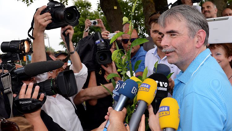 Mollath beim Ansturm der Medien nach seiner Entlassung.