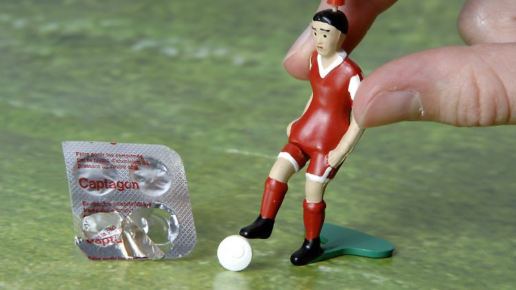 Dopinggerüchte und -indizien gibt es im Fußball seit Jahrzehnten. Strenge Kontrollen soll jetzt erst eingeführt werden.