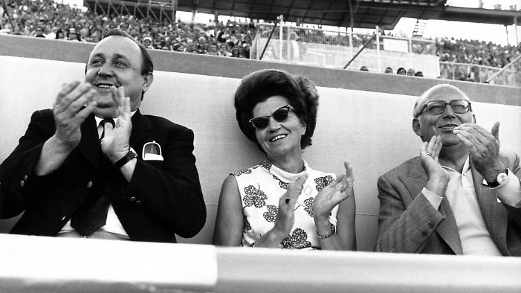 Der damalige Bundesinnenminister Hans-Dietrich Genscher (l.) als Zuschauer bei den Olympischen Spielen 1972 in München.