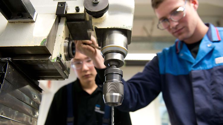 Im Mittelstand ist die Zahl der Azubis bislang stabil. Doch regional gibt es große Unterschiede. 