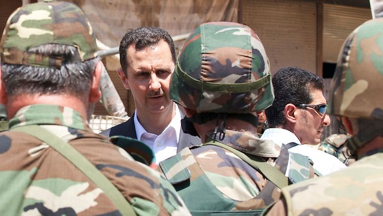 Assad beim Besuch seiner Truppen in der Nähe von Damaskus.