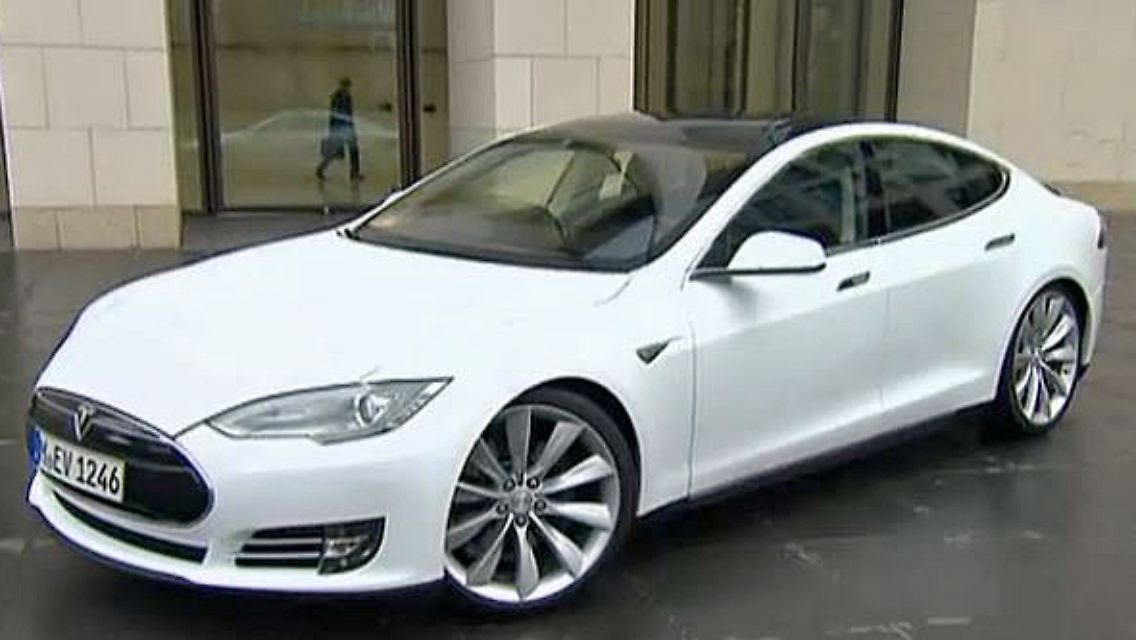 Tesla-Elektroauto.JPG