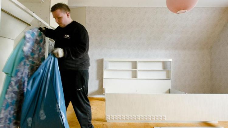 Das Leerräumen einer Wohnung des Verstorbenen kann Wochen oder Monate dauern. 