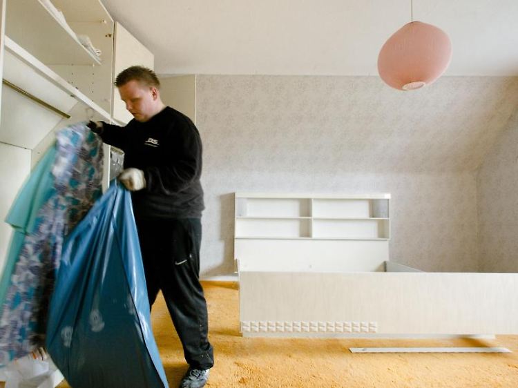 Ausräumen, entrümpeln und möglicherweise auch renovieren - auch das kann zu den Aufgaben von Mietvertragserben gehören. Denn alle Rechte und Pflichten vom Erblassers gehen auf sie über.