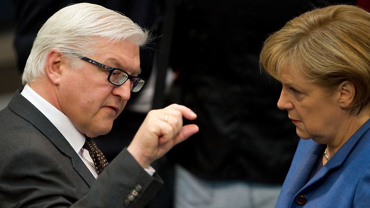 Frank-Walter Steinmeier und Angela Merkel schieben sich gegenseitig den schwarzen Peter zu.