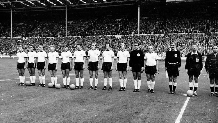 Waren drei von ihnen gedopt? Die westdeutsche Nationalmannschaft vor dem WM-Finale 1966 gegen England.
