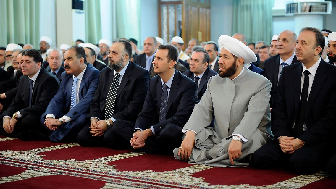 Das Foto der syrischen Agentur Sanaa zeigt Assad (3.v.r.) in einer Moschee in Damaskus.
