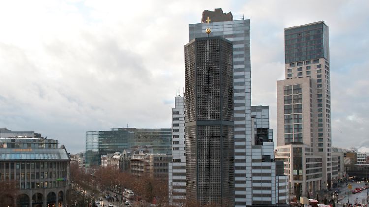 Seit Anfang 2013 hat auch Berlin sein Waldorf Astoria: Das Luxushotel (hinten rechts) liegt unweit des Kurfürstendamms und in unmittelbarer Nähe zum Bahnhof Zoo.