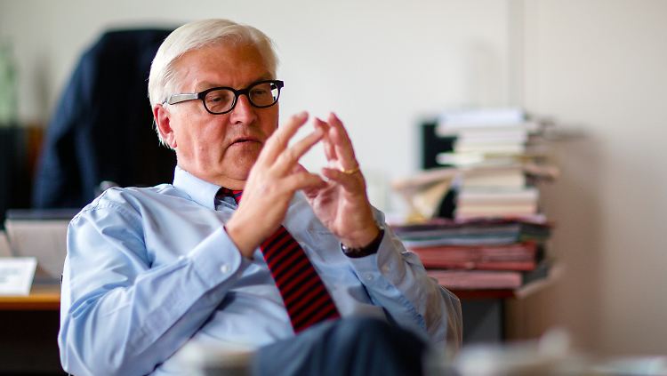 Steinmeier in seinem Bundestags-Büro. Der "War Room" der Kampa (Wahlkampfzentrale) gilt als Maschinenraum des SPD-Wahlkampfes.