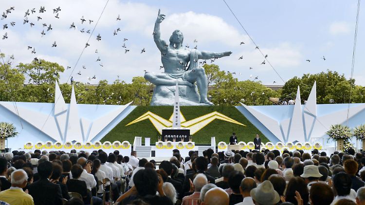 Friedenstauben begleiten die Zeremonie zum Gedenken an den weltweit zweiten Atombombenabwurf über Nagasaki.