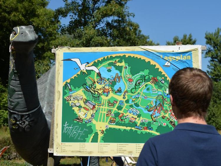 Spuren der Vergangenheit: In einem Kassenhäuschen hängt noch ein Aufkleber des Spreeparks.