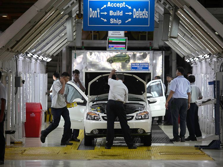 Rund 140 Kilometer von Mumbai entfernt produzieren Fabrikarbeiter ein Auto für Tata Motors - den größten indischen Automobilhersteller.