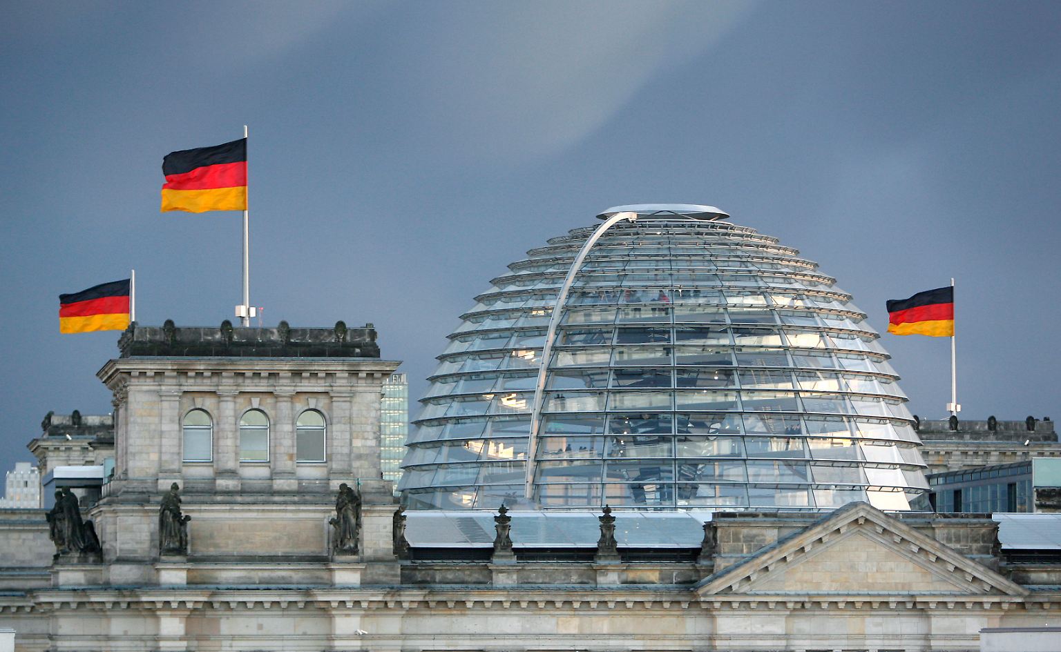 Der Berliner Reichstag ist das Symbol für die parlamentarische Demokratie der Bundesrepublik Deutschland. Der im historischen Gebäude arbeitende Deutsche Bundestag ist der Ort politischer Debatten. Die amtierende Bundesregierung muss Rechenschaft über ihr Handeln ablegen, wichtige Gesetze werden beschlossen. Für die Opposition ist das Parlament ein wichtiges Gremium, um ihre kritische Haltung zu Vorhaben der jeweils amtierenden Regierung darzulegen.
