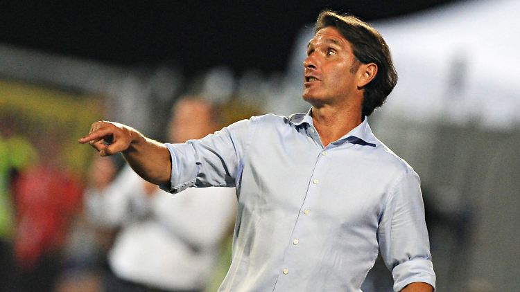Irgendwann wechselt er sich selbst ein: Stuttgarts Trainer Bruno Labbadia.