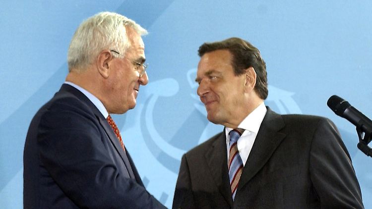 Peter Hartz (l.) arbeitete für Kanzler Schröder (r.) die Reform aus.