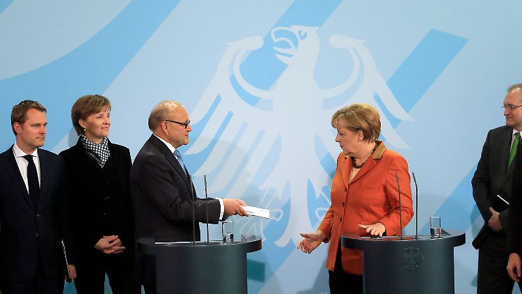 Der Chef des Gremiums, Wolfgang Franz, überreicht Bundeskanzlerin Angela Merkel Ende 2012 das Jahresgutachten.