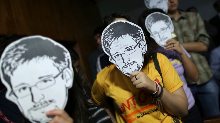 Für die einen Held, für die anderen Verräter: Aktivisten mit Snowden-Masken in Brasilien.