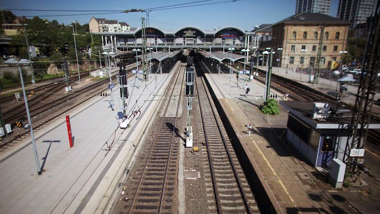 Abends besser mit dem Auto: Blick auf Bahnsteig und Gleise am Mainzer Hauptbahnhof.