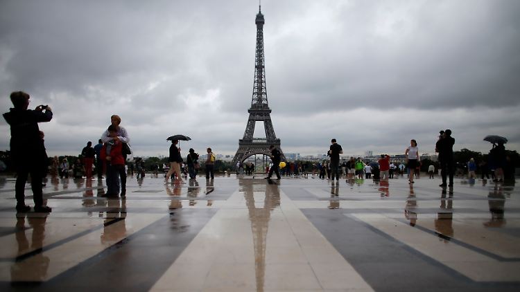 Paris im Sommer: Die Stadt gehört den Liebenden - und den Besuchern. Das politische Frankreich weilt im Urlaub.