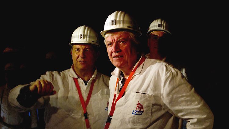 "Das ist nichts, woran ich jede Minute denke": Norbert Steiner, hier bei einer Untertageführung mit Hessens Ministerpräsident Volker Bouffier.