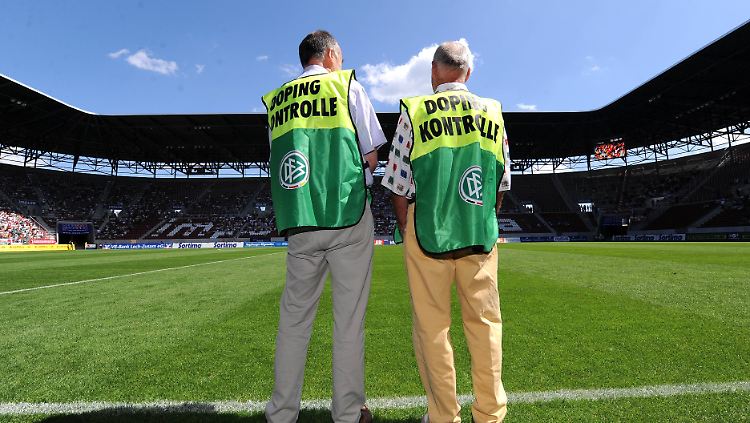 Dopingkontrollen im Fußball bleiben ein heikles Thema. Die neuen Bluttests in Deutschland hält sogar die Fifa für Alibikontrollen.