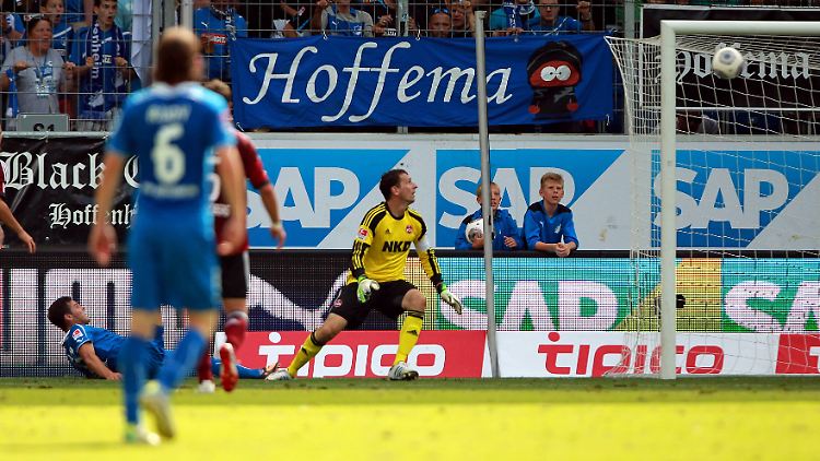 Über Raphael Schäfer senkte sich der Lupfer von Kevin Volland ins Nürberger Tor. Es zählte nur nicht.