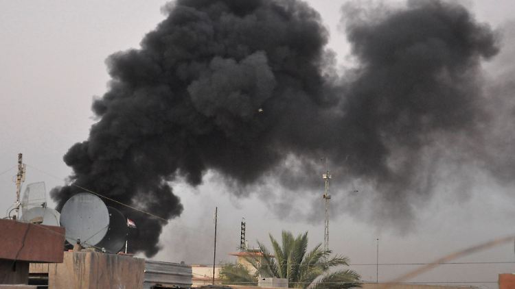 Nach der Explosion einer Autobombe steigt schwarzer Rauch am Horizont auf.