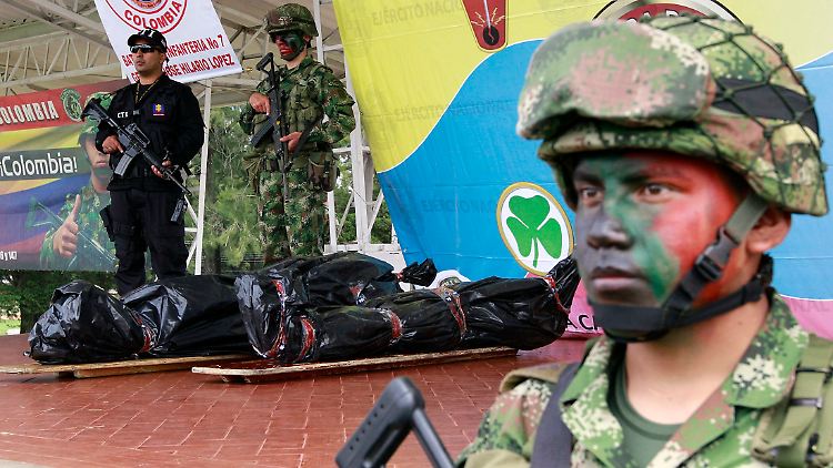 Kolumbianische Soldaten präsentieren die Leichen des FARC-Anführers und seines Stellvertreters.