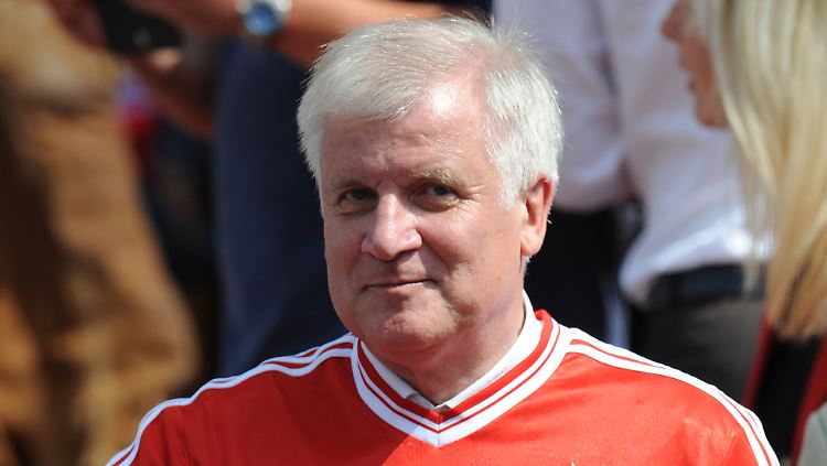 Schon als bayerischer Ministerpräsident zeigte sich Seehofer als Fußballfreund - wie 2013, als ihm die Bayernspieler nach einem Empfang ein Trikot schenkten - sie hatten gerade die Champions League und damit das Triple gewonnen.