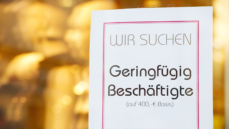 Zwei Jobs bedeuten mehr Geld - aber auch mehr Stress und weniger Freizeit.