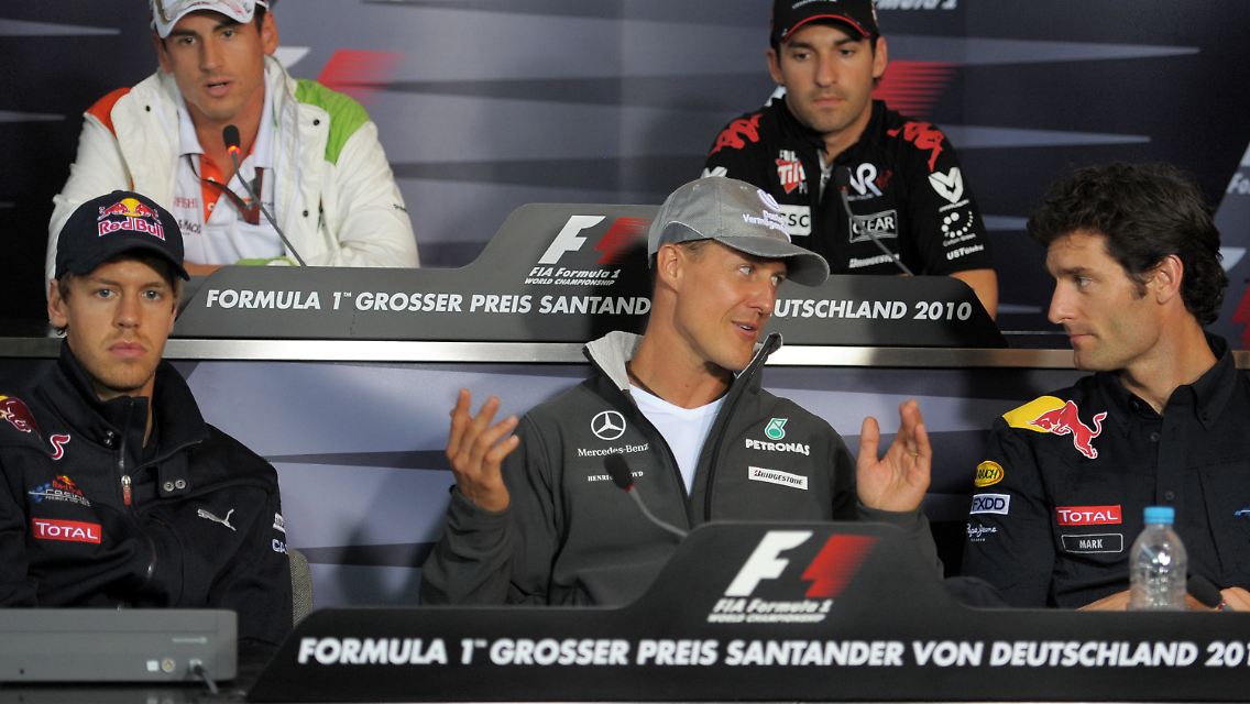 Rekordweltmeister als Schlichter: Michael Schumacher nahm bei der PK vor dem Großen Preis von Hockenheim zwischen den Red-Bull-Rivalen Vettel und Webber platz.