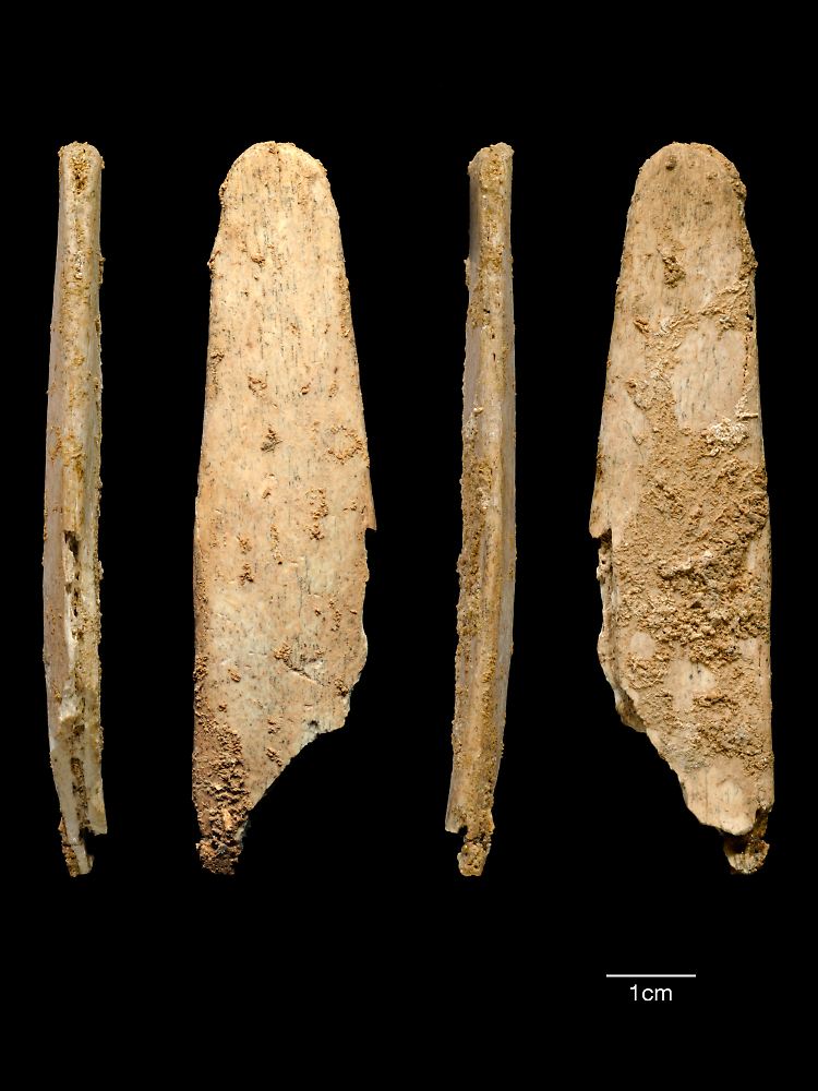 Ansichten des am vollständigsten erhaltenen Lissoirs (Schleifgerät), der bei Ausgrabungsarbeiten in der Neandertalerfundstätte Abri Peyroni entdeckt wurde.