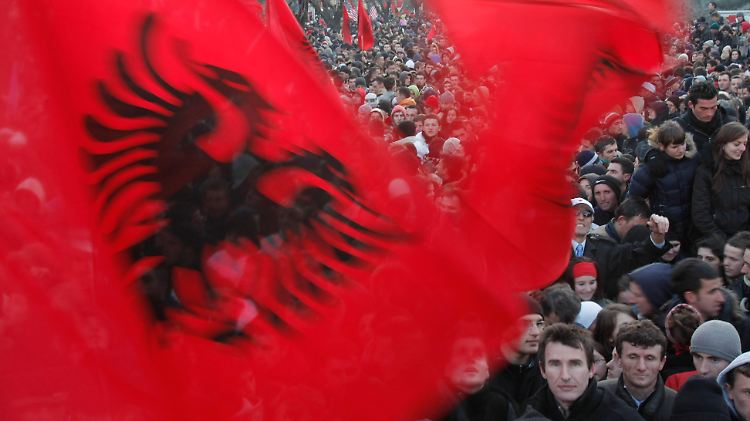 Kosovaren feiern im Februar den zweiten Jahrestag der Unabhängigkeit - mit albanischen Fahnen.